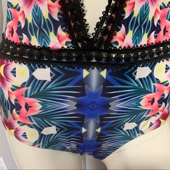 NWOT Cupshe Crochet Lace floral one piece -S - Picture 7 of 11